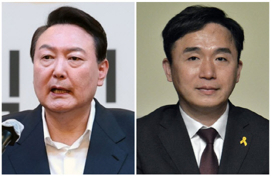 윤석열(왼쪽) 대통령 당선인과 정철승 변호사. <연합뉴스>